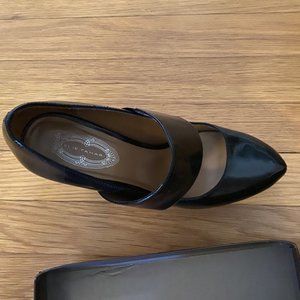 Black patent leather Elie Tahari heels
